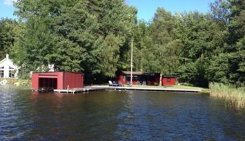 Stuga med sjötomt och egen brygga