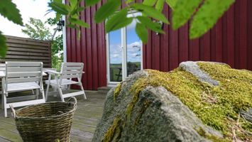 Liten mysig stuga mitt i naturen