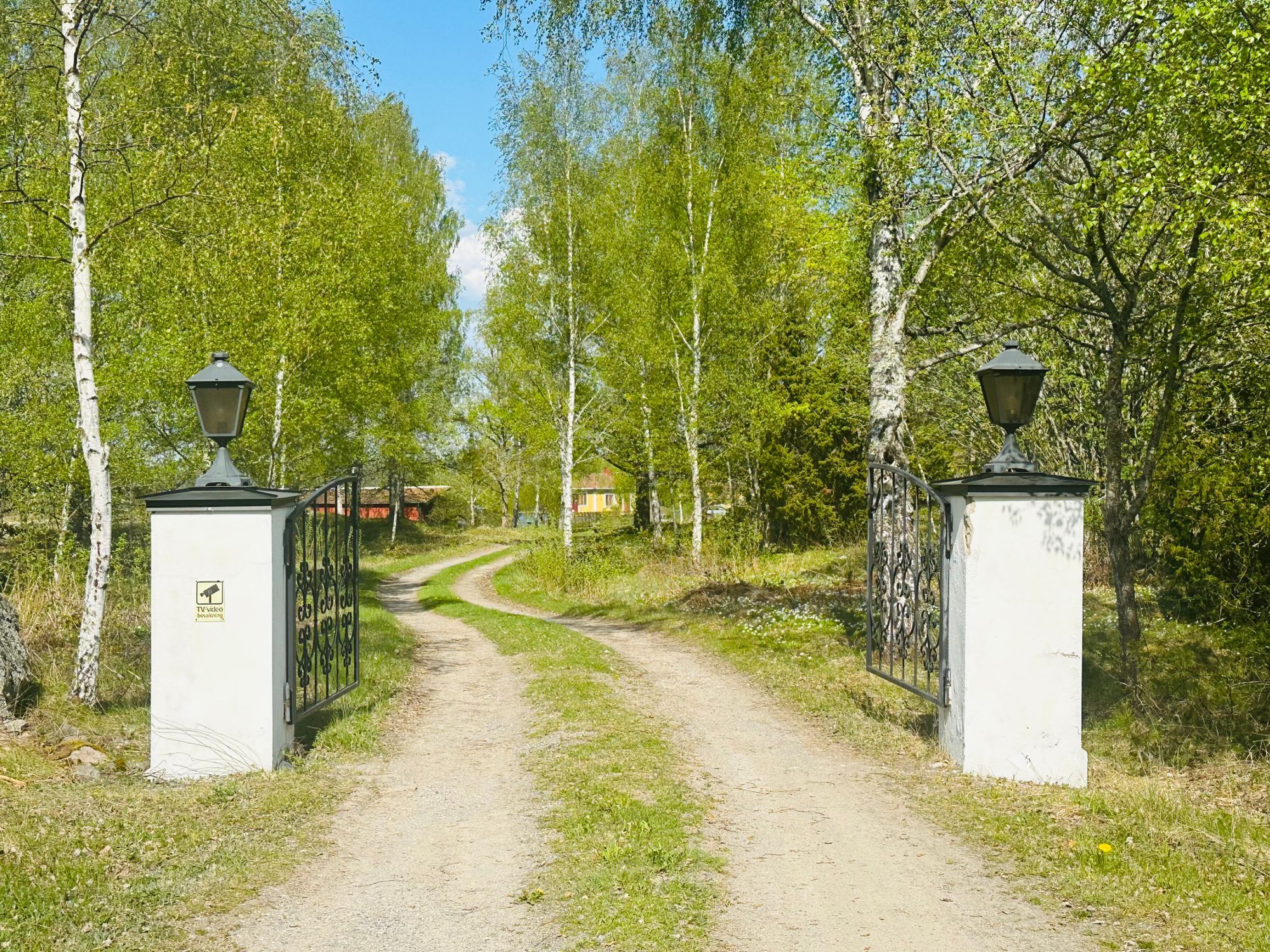 Topprenoverat med privat brygga på gård i Sörmland – bild 17 av 24