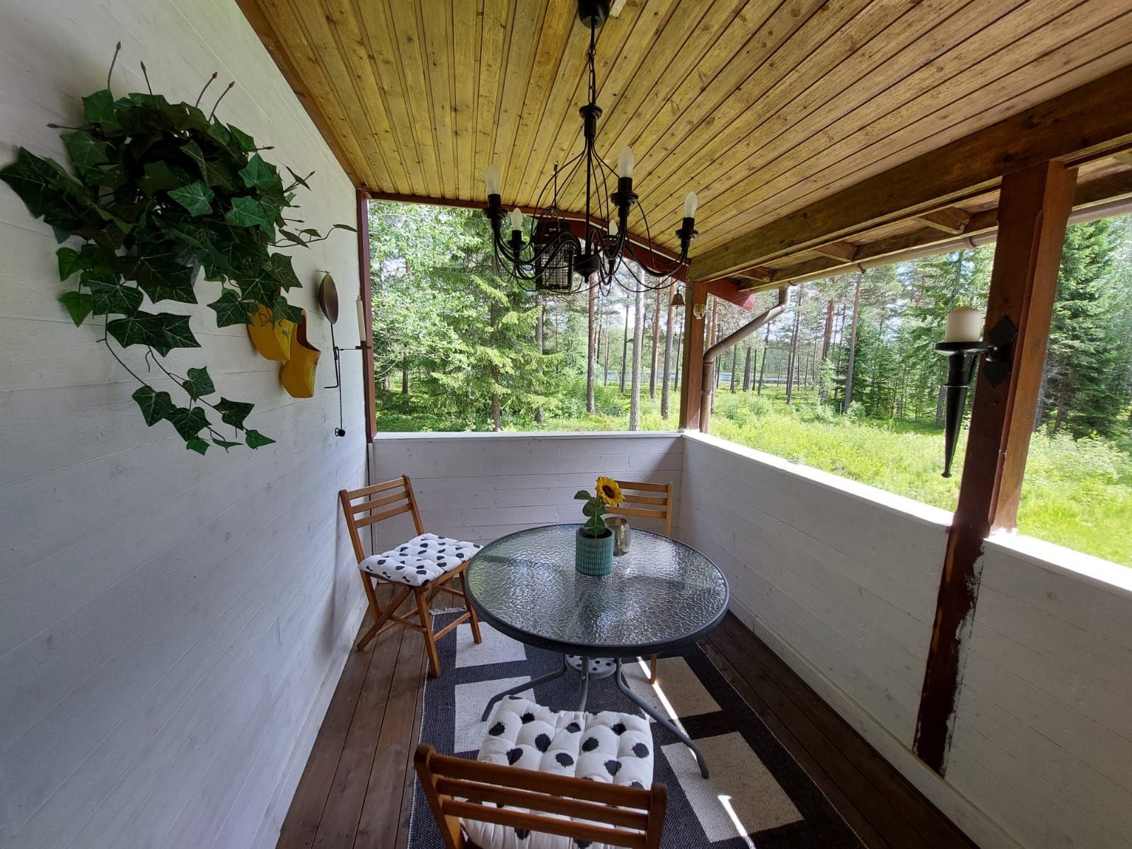Mysig stuga i skogen nära fiske och natur! – bild 2 av 14