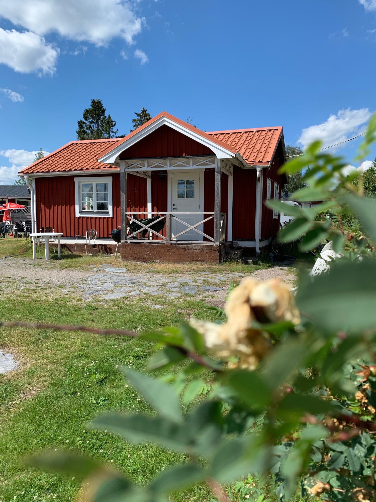 Rymlig stuga vid havet.
