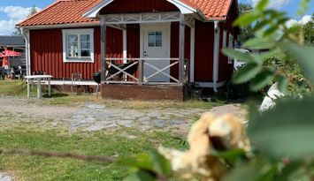 Rymlig stuga vid havet.