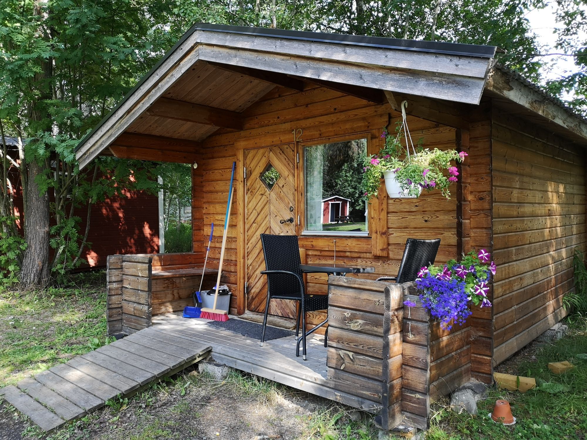 Vacker timmerstuga på natursköna Lits Camping