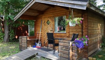 Vacker timmerstuga på natursköna Lits Camping