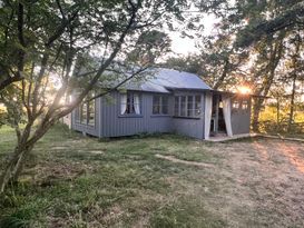 Strandnära stuga med havsutsikt