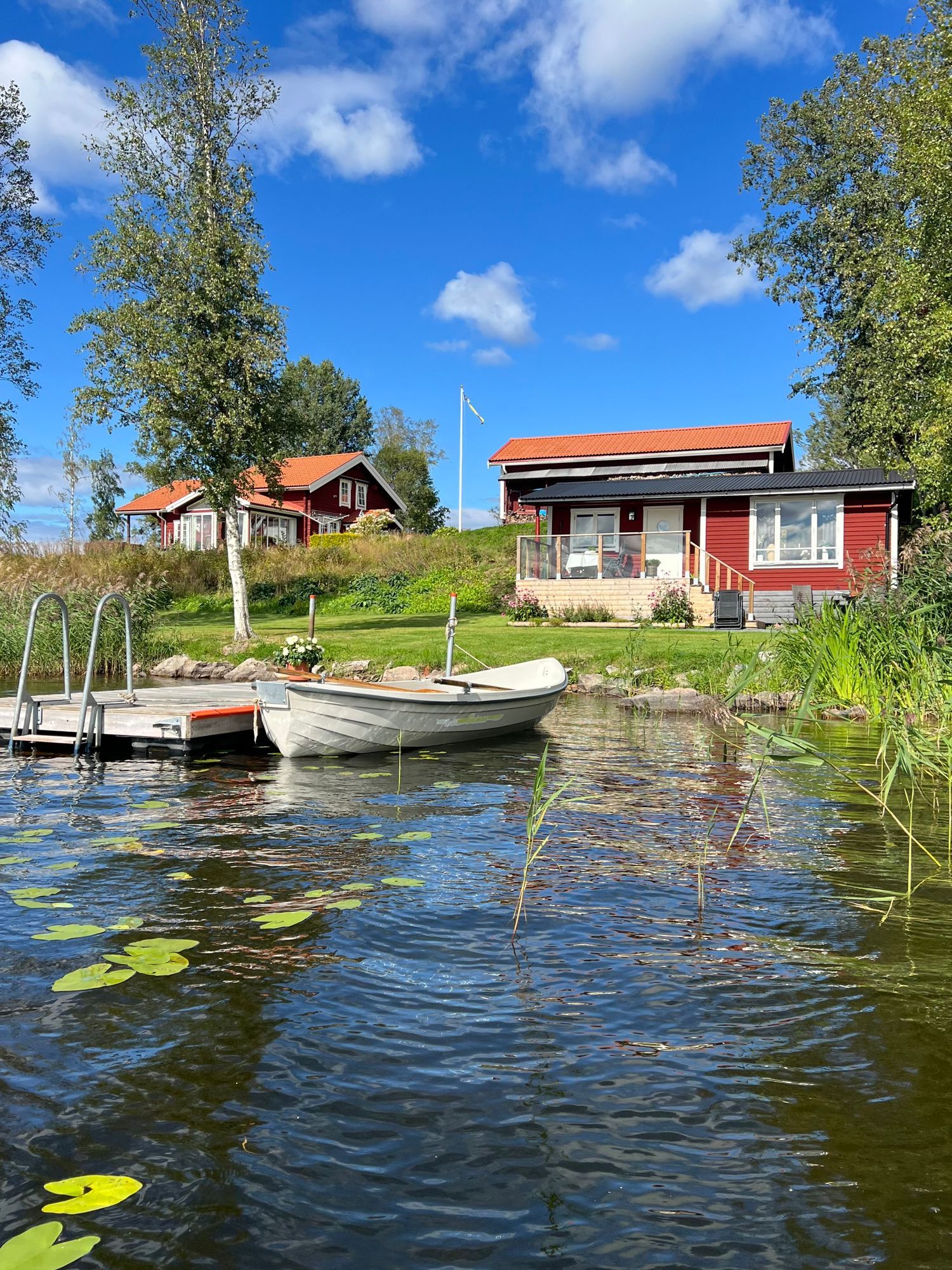 Nyrenoverad stuga i söderläge med brygga & roddbåt – bild 9 av 24