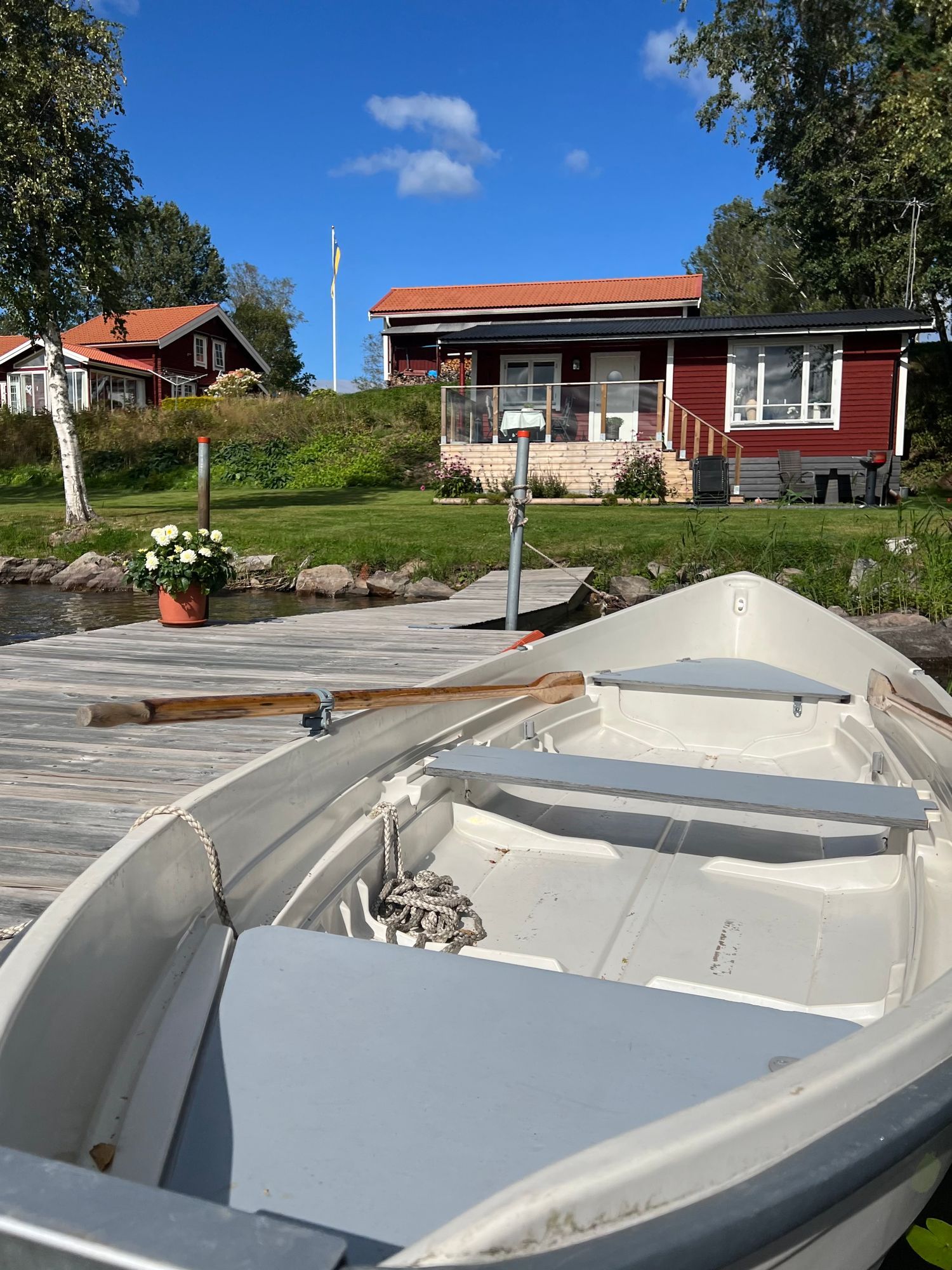 Nyrenoverad stuga i söderläge med brygga & roddbåt – bild 3 av 24