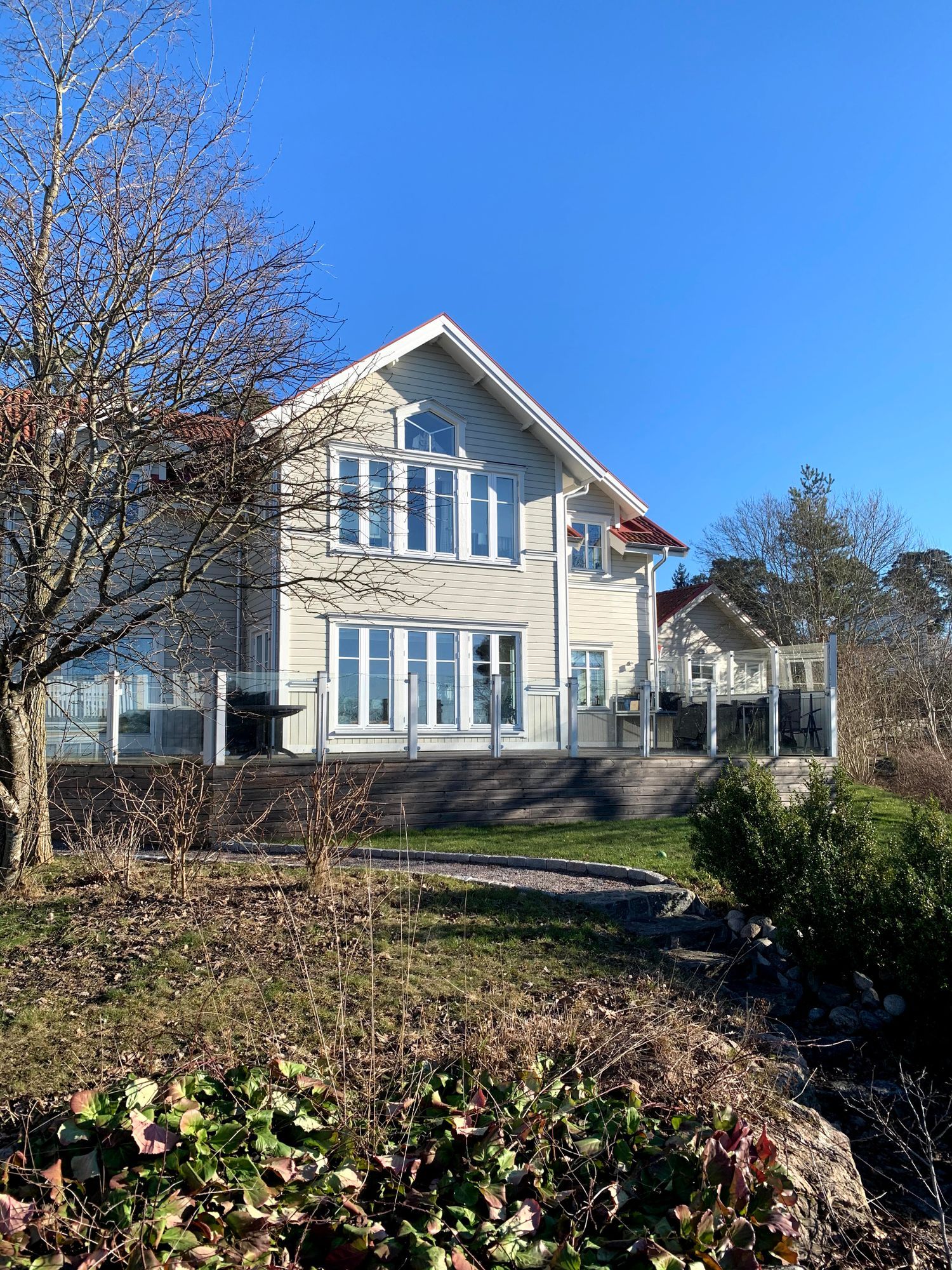 Rymlig villa med sjötomt i västerläge.