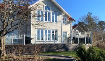 Rymlig villa med sjötomt i västerläge.
