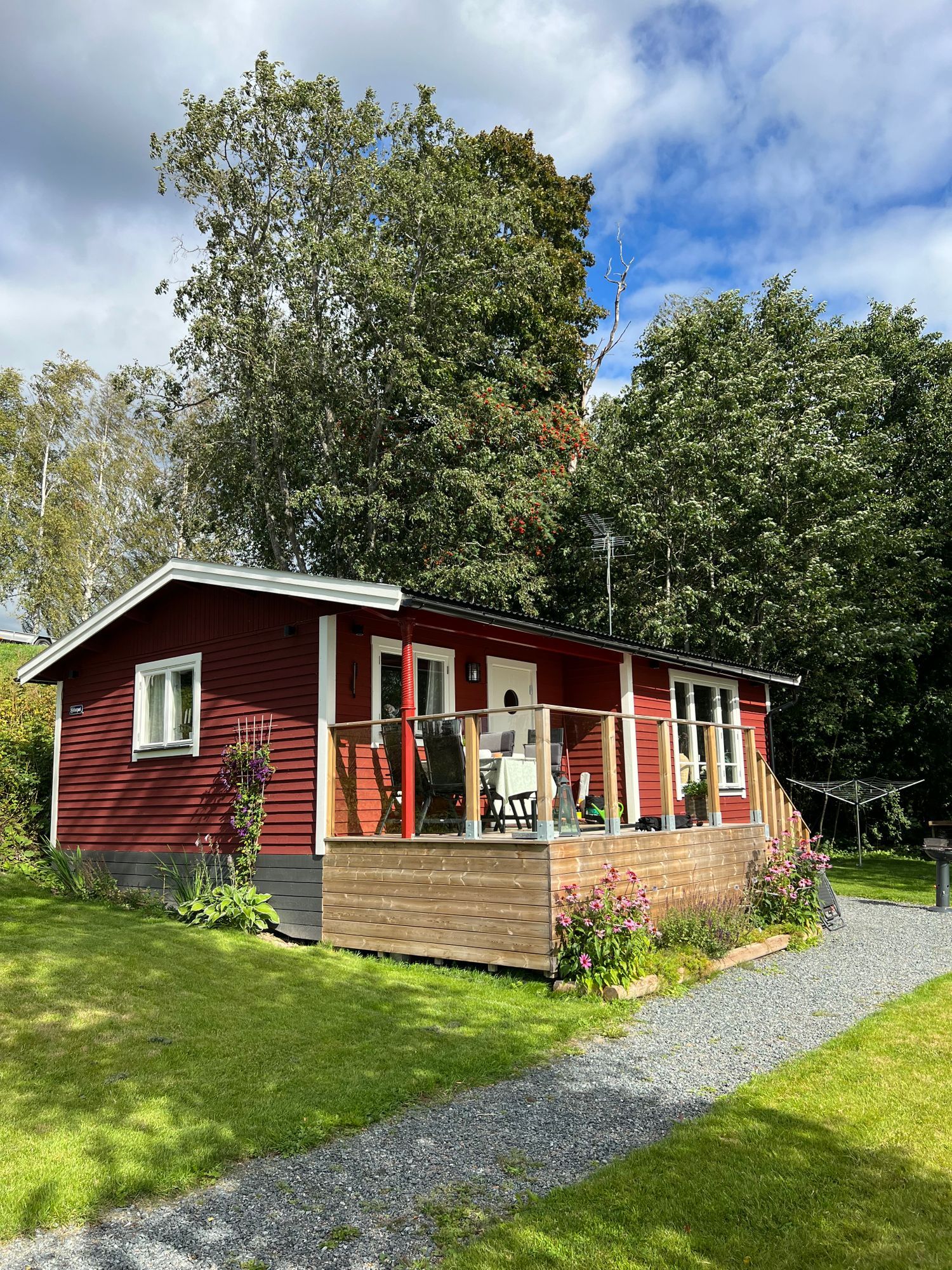 Nyrenoverad stuga i söderläge med brygga & roddbåt – bild 6 av 24
