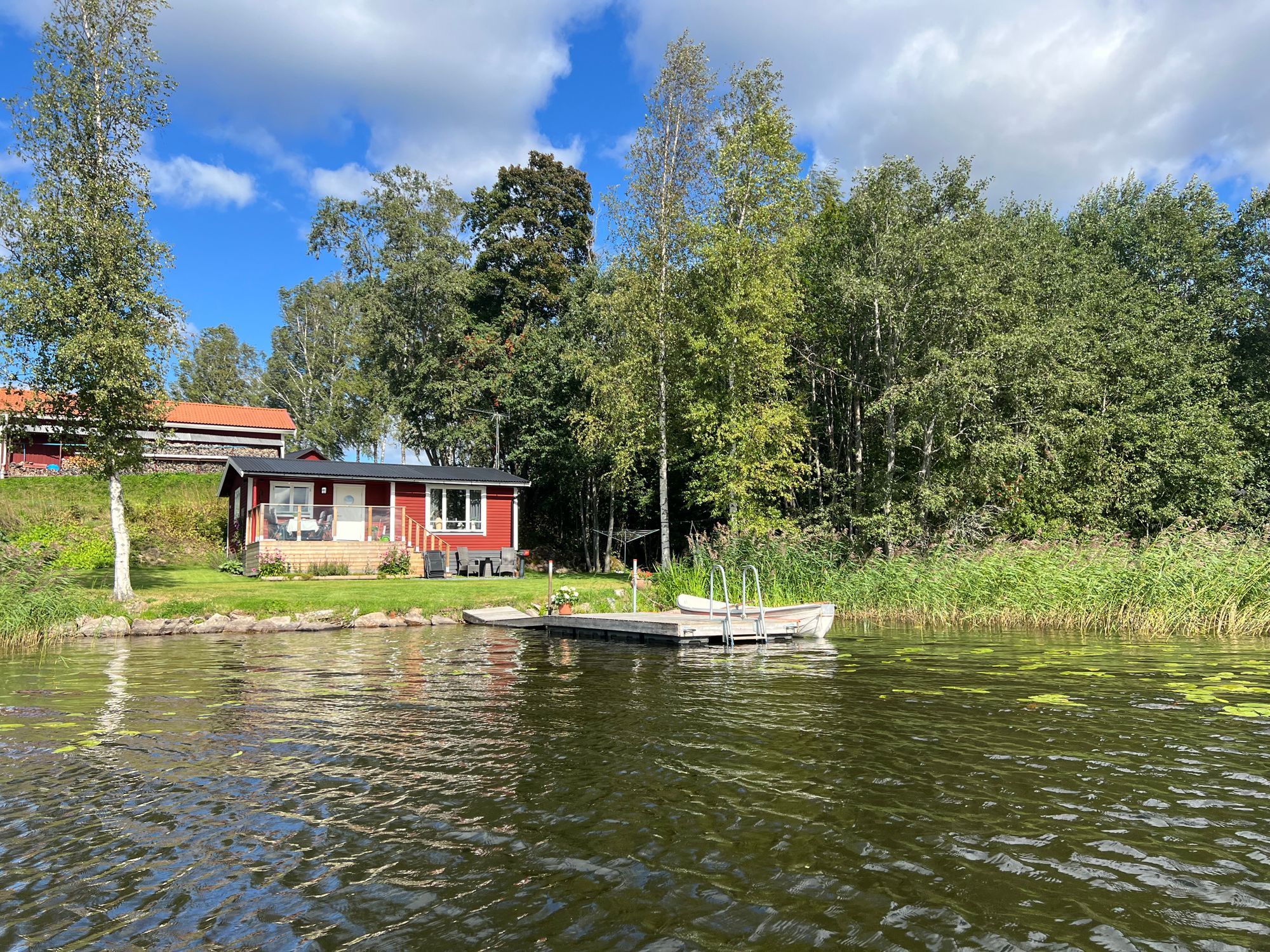 Nyrenoverad stuga i söderläge med brygga & roddbåt