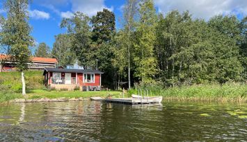 Nyrenoverad stuga i söderläge med brygga & roddbåt