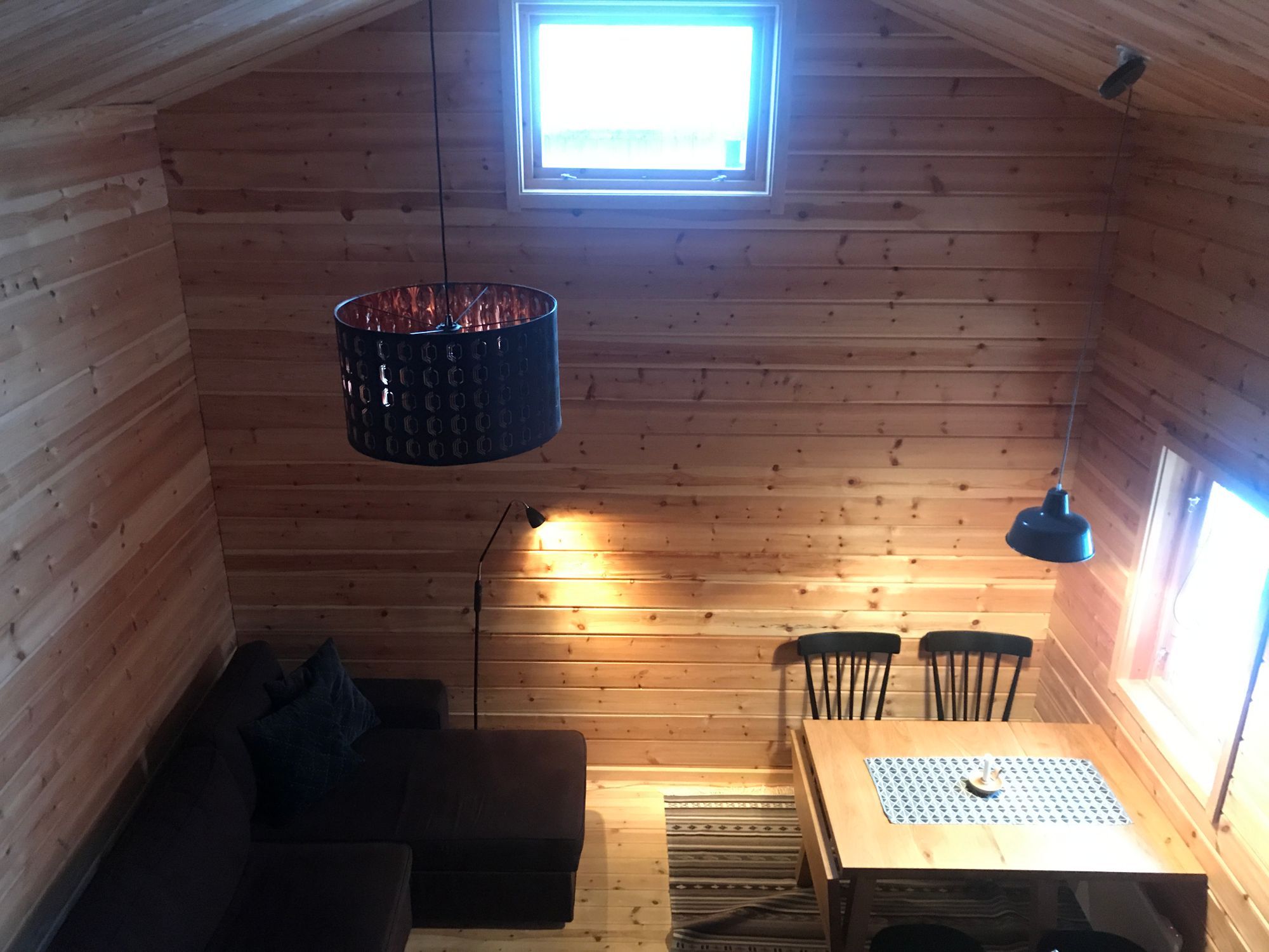 Nybyggd charmig fjällstuga med sovloft – bild 3 av 12