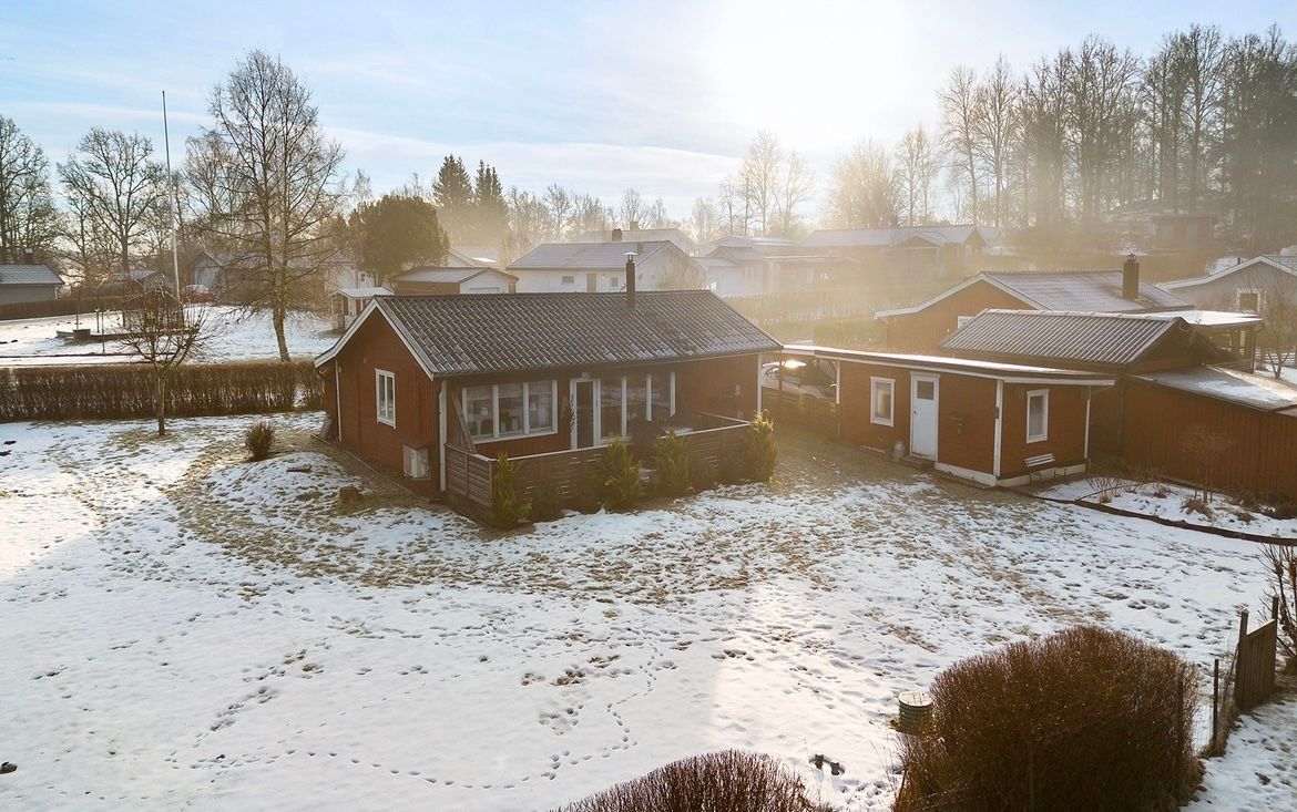 Mysig stuga nära sjö och natur – bild 8 av 13