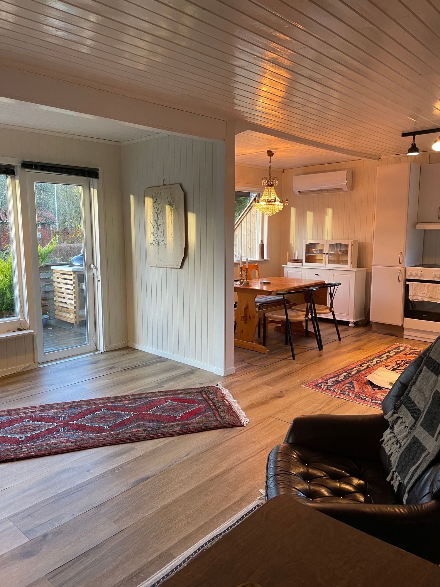 Mysig stuga nära sjö och natur – bild 12 av 13