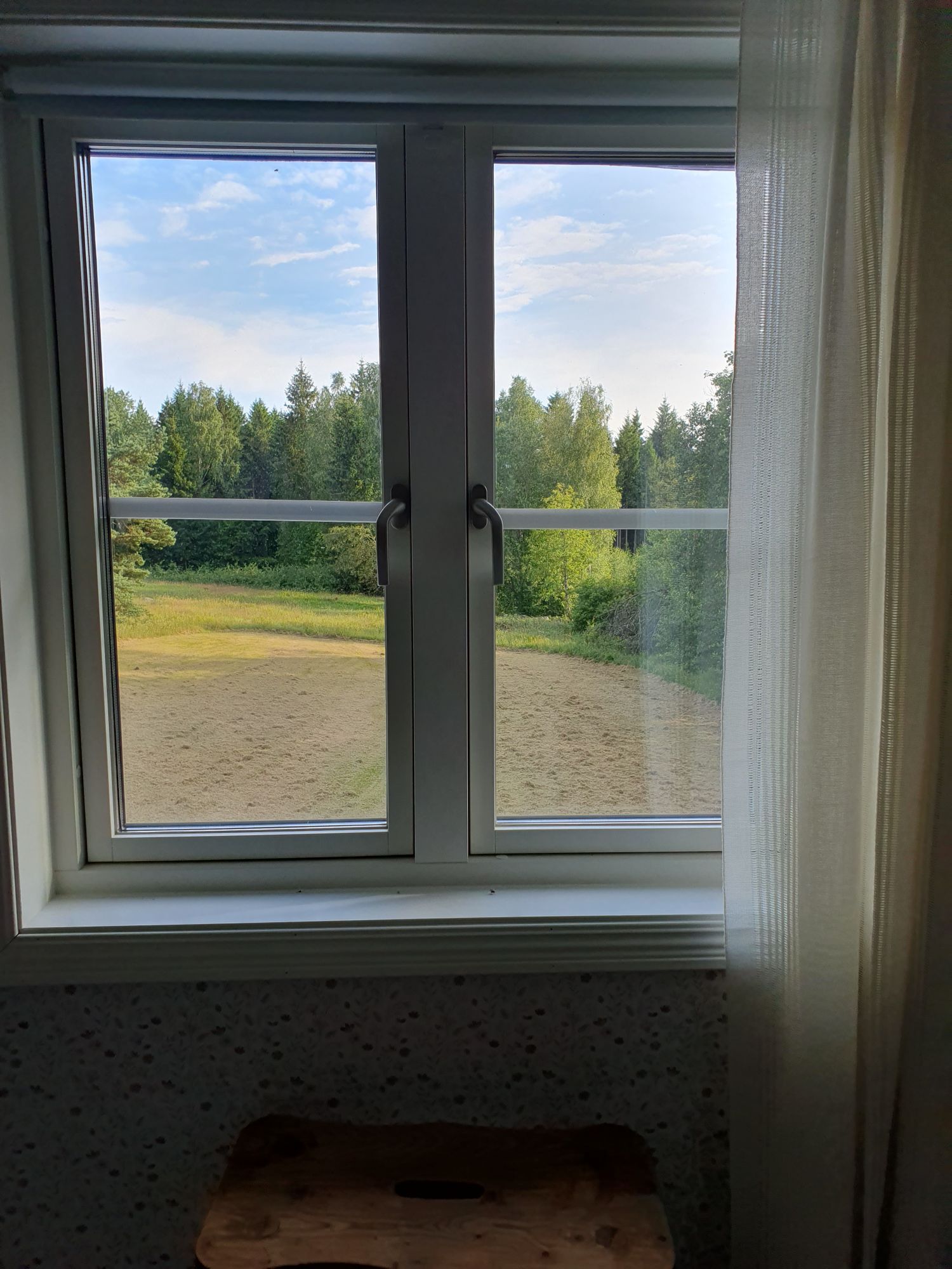 Stuga i Småland nära sjö med badtunna och leklada – bild 17 av 23