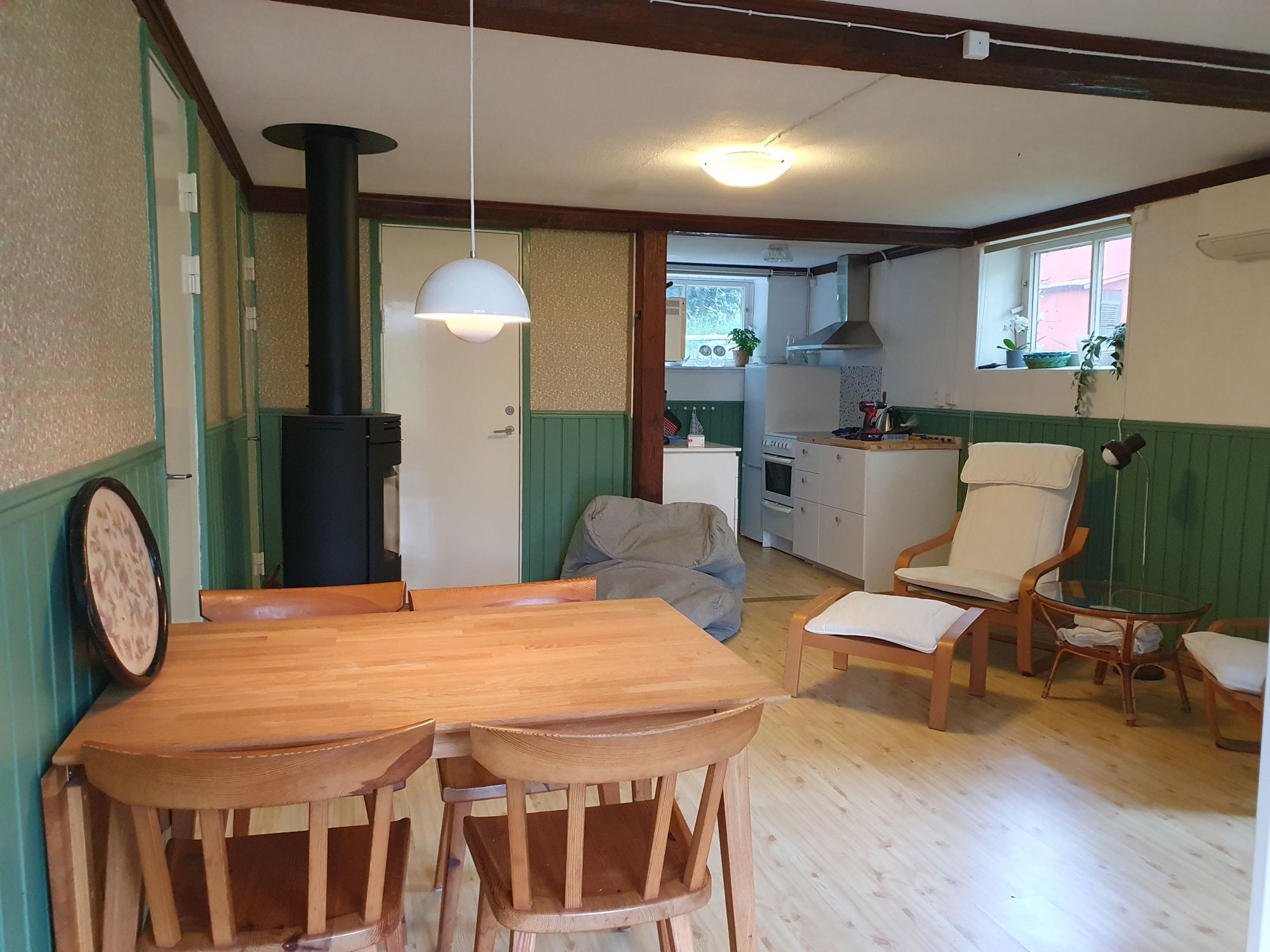 Stuga i Småland nära sjö med badtunna och leklada – bild 10 av 23