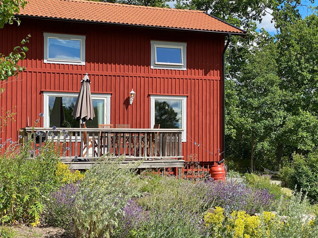 Bo på idyllisk bondgård | Nära sjö med fri båt