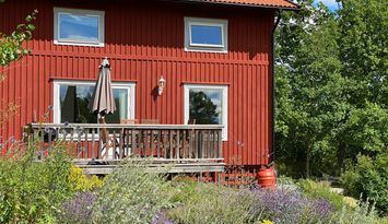 Bo på idyllisk bondgård | Nära sjö med fri båt