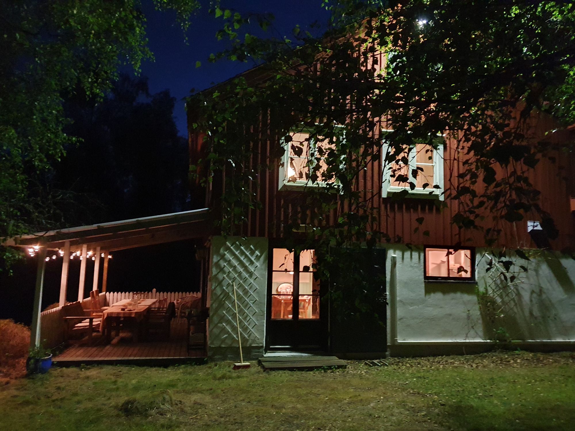 Stuga i Småland nära sjö med badtunna och leklada – bild 22 av 23