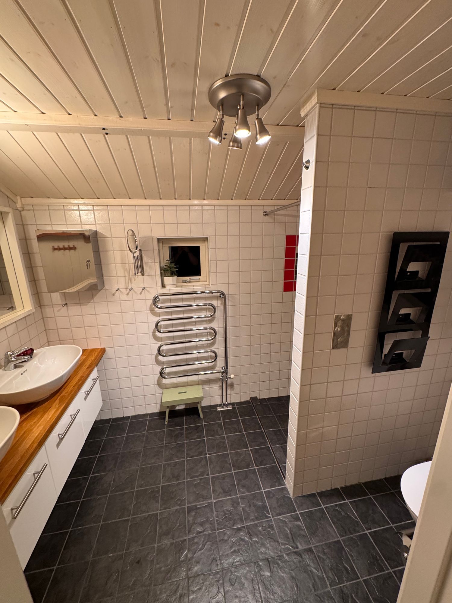 Dalagård i vacker bymiljö – bild 11 av 12