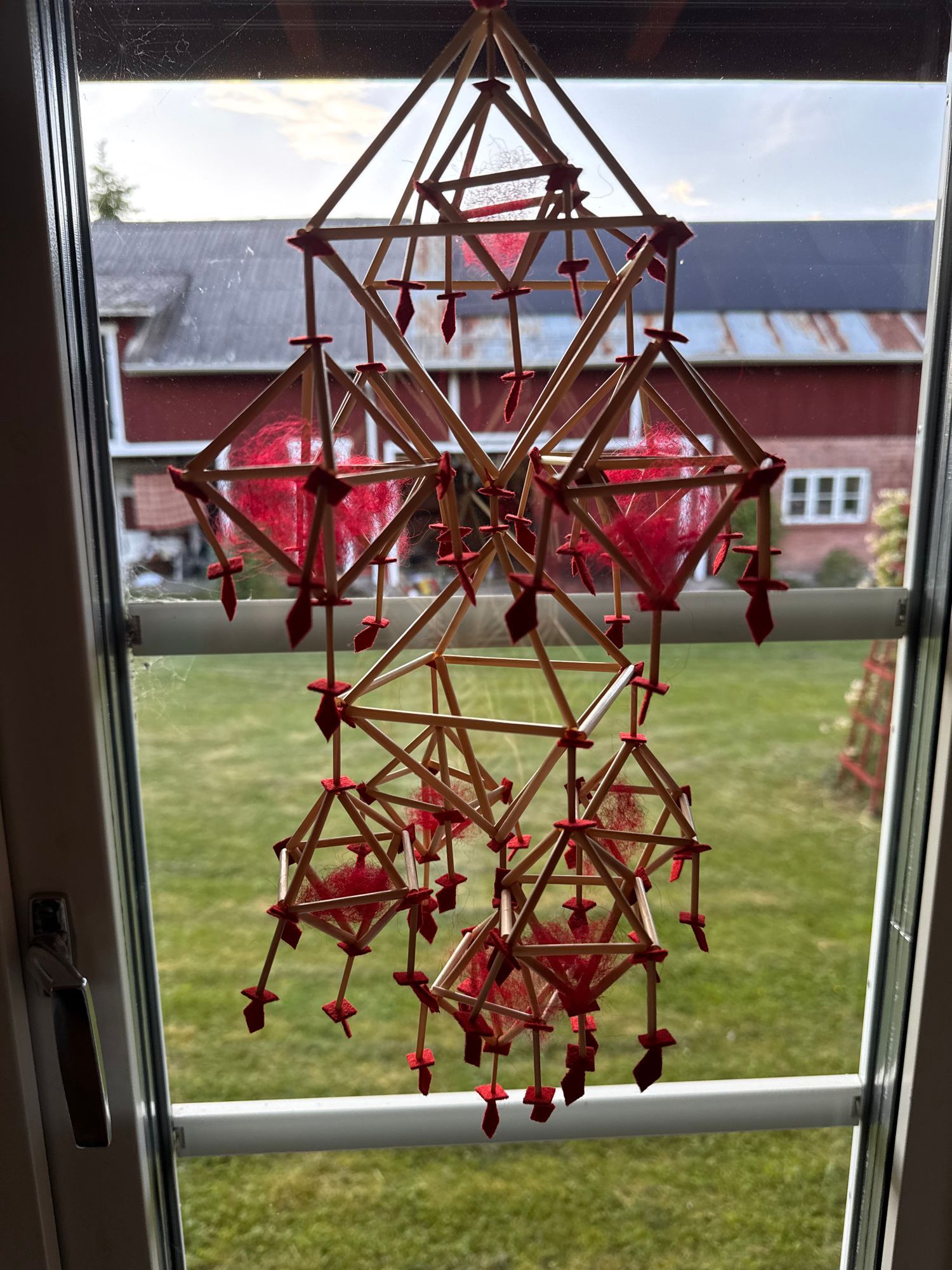 Dalagård i vacker bymiljö – bild 3 av 12