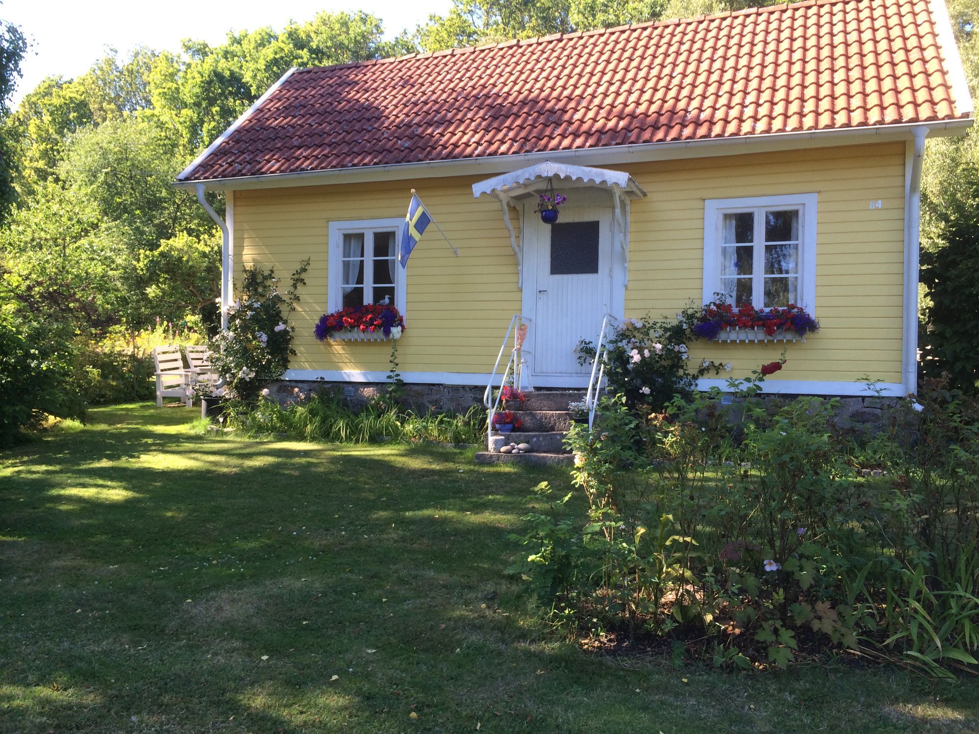 Mysig stuga nära havet med stor trädgård.