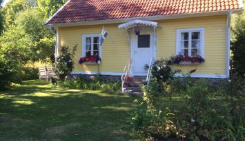 Mysig stuga nära havet med stor trädgård.