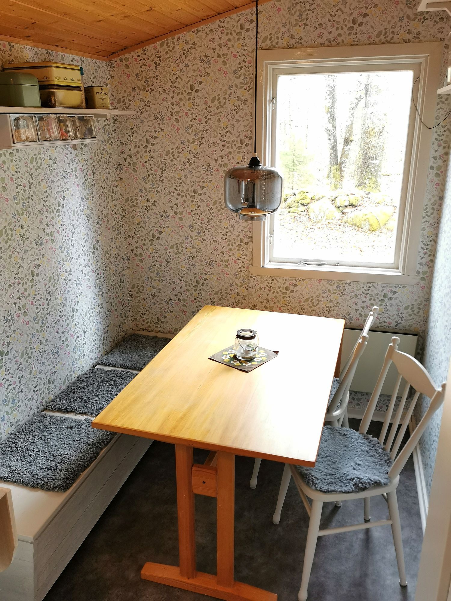 Mysig stuga mitt i bokskogen och stenkast från sjö – bild 9 av 24
