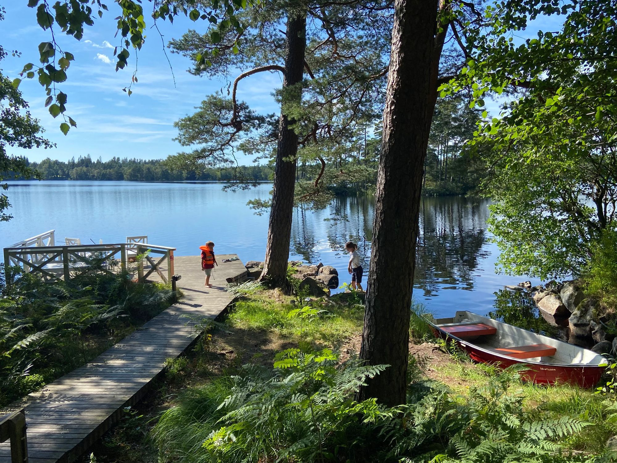 Hus vid sjön med brygga och bastu i Småland – bild 5 av 24