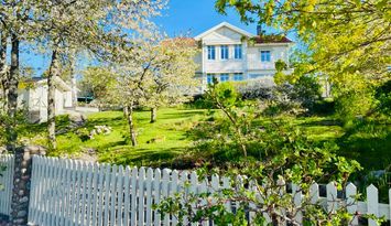 Fantastisk villa med sjöutsikt 200 m från havet