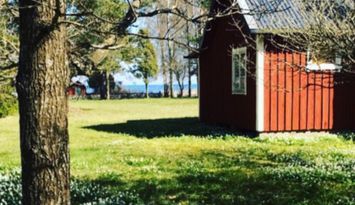 Enkel stuga vid havet