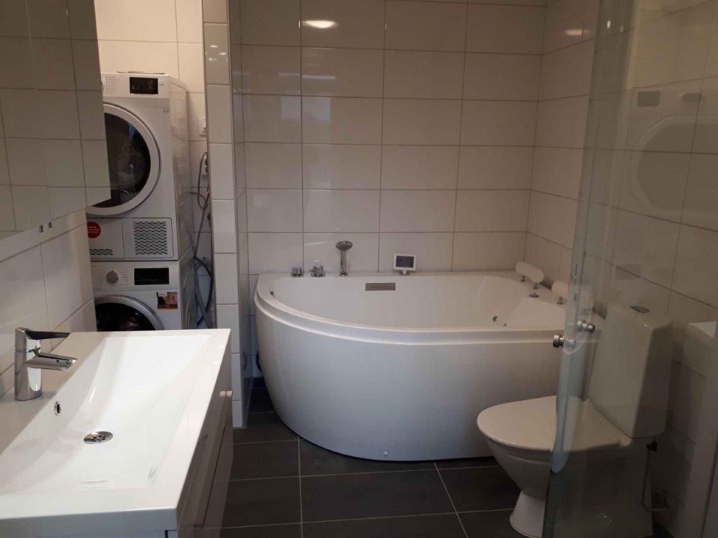 Kläppbacken övre. 12 bädds stugor m jacuzzibad mm – bild 9 av 15