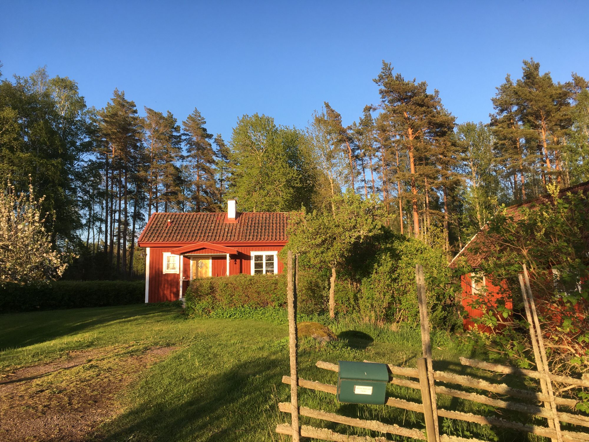 Lantlig stuga med utsikt över Vänerns strandängar