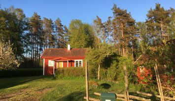 Lantlig stuga med utsikt över Vänerns strandängar