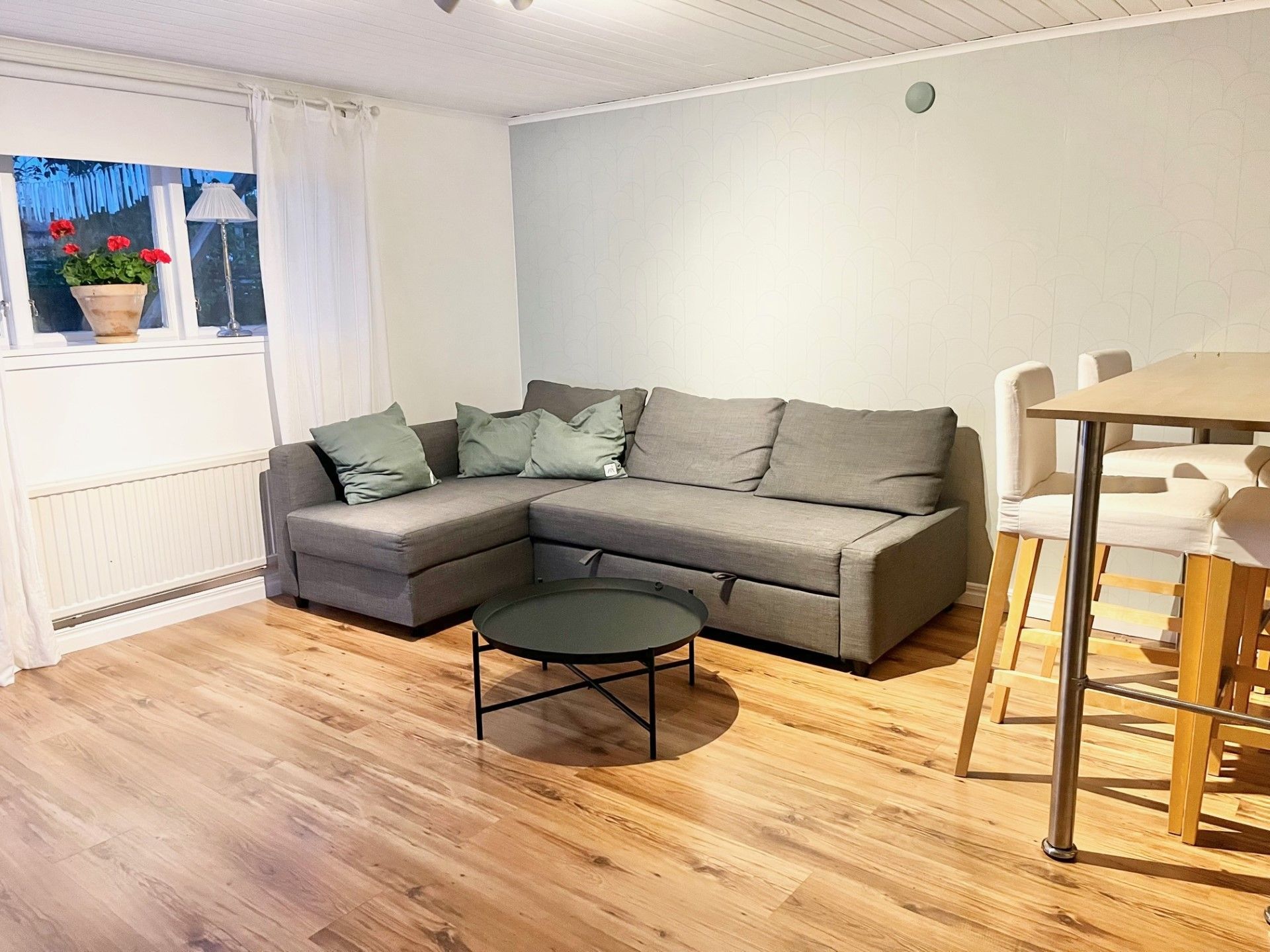 Ljus och mysig lägenhet centralt i Kungshamn – bild 3 av 5