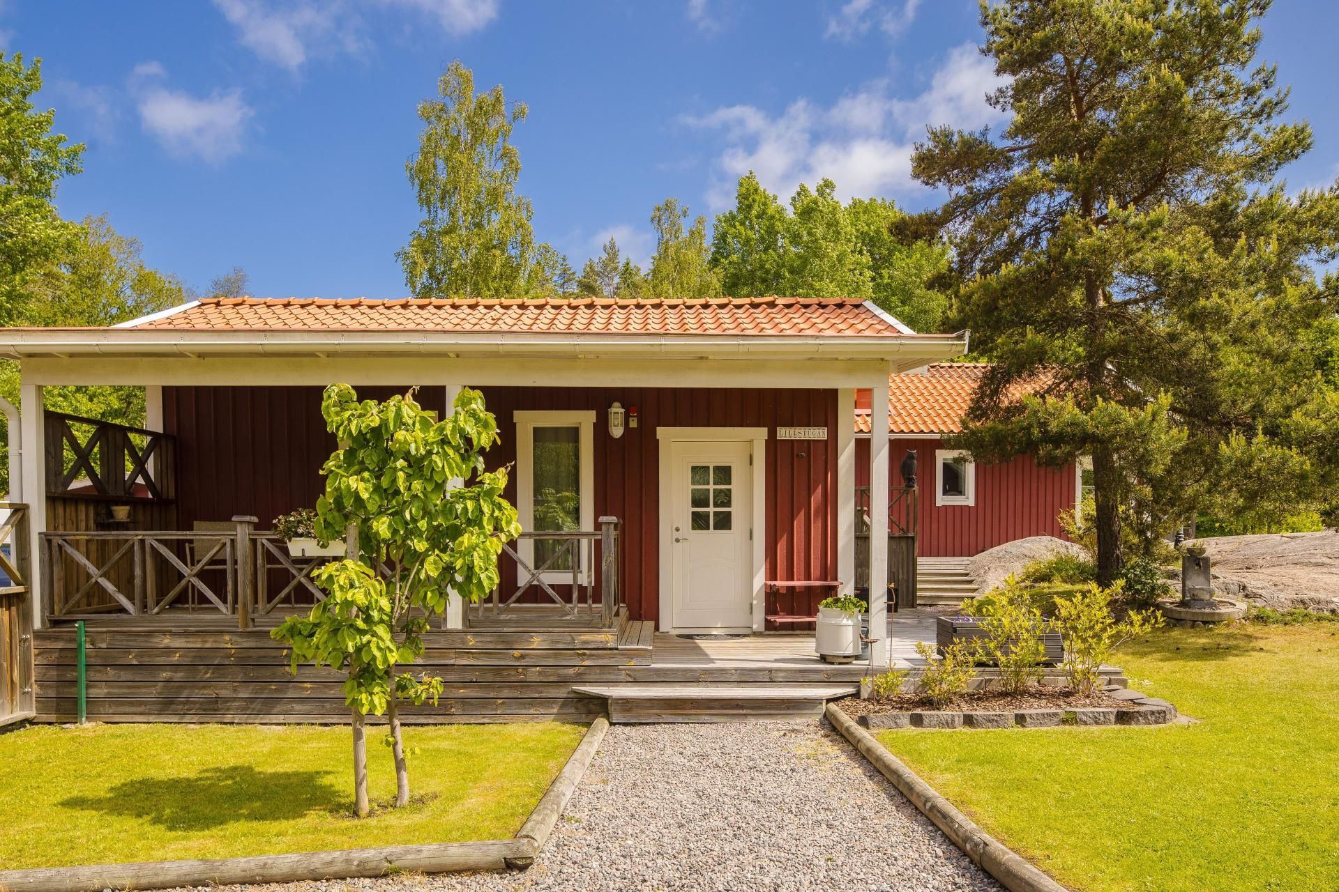 Mysig stuga nära vatten, natur och golf