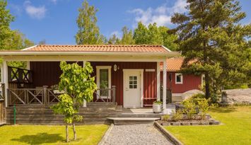 Mysiga stugor nära vatten, natur och golf