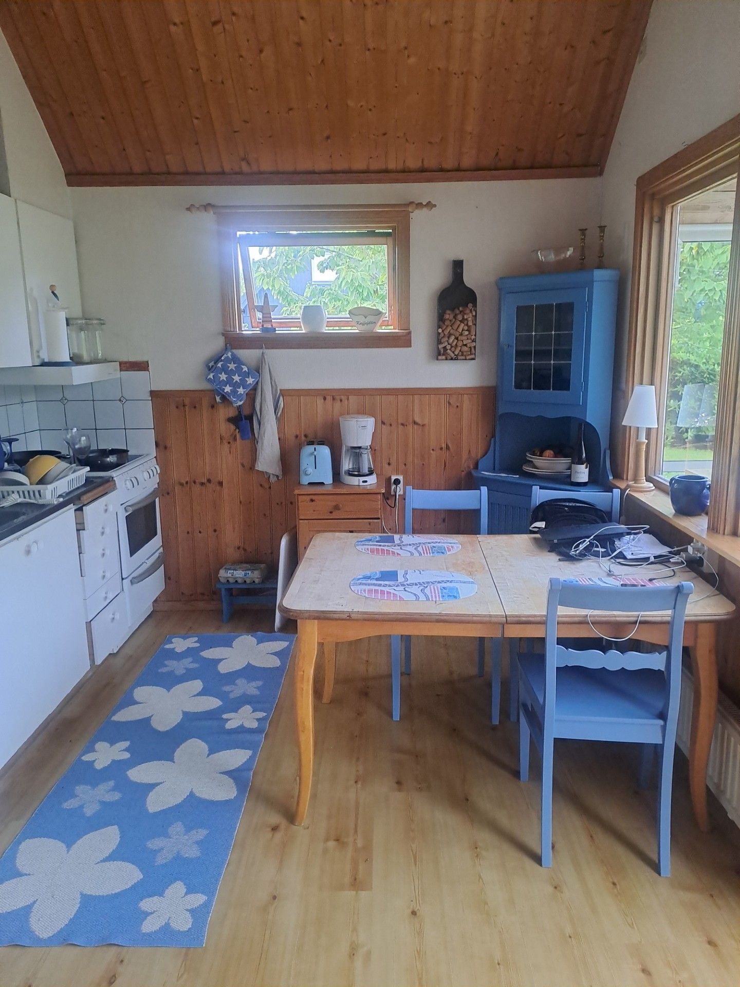 Charmigt vinterbonat fritidshus nära hav och golf – bild 3 av 12