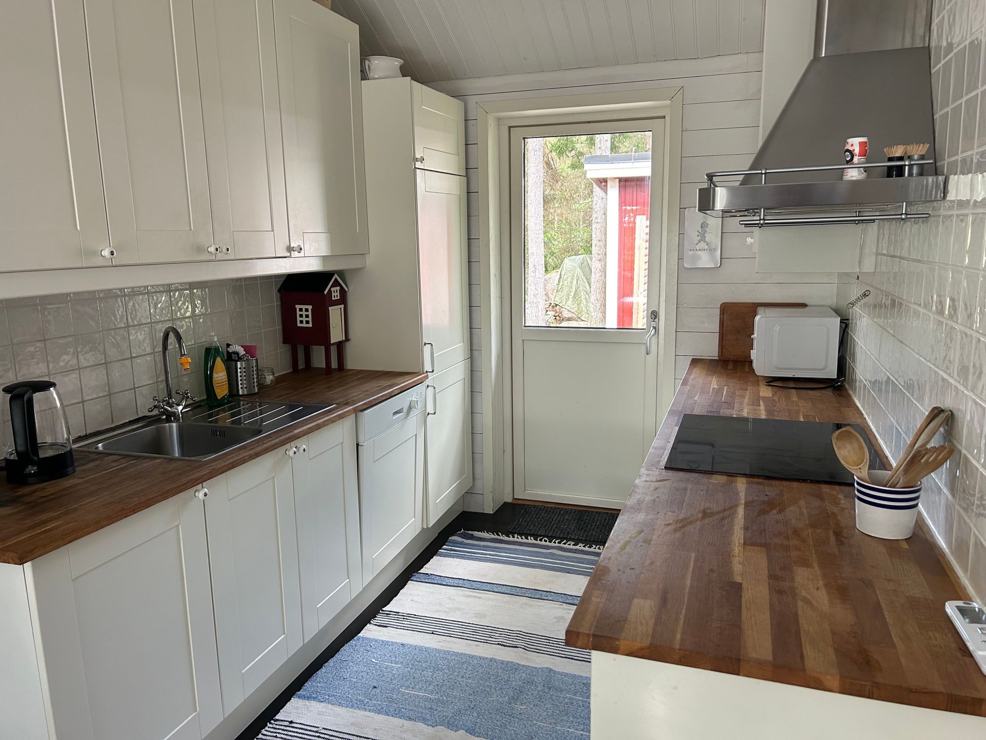 Mysig stuga med havsglimt (båt finns) – bild 2 av 13
