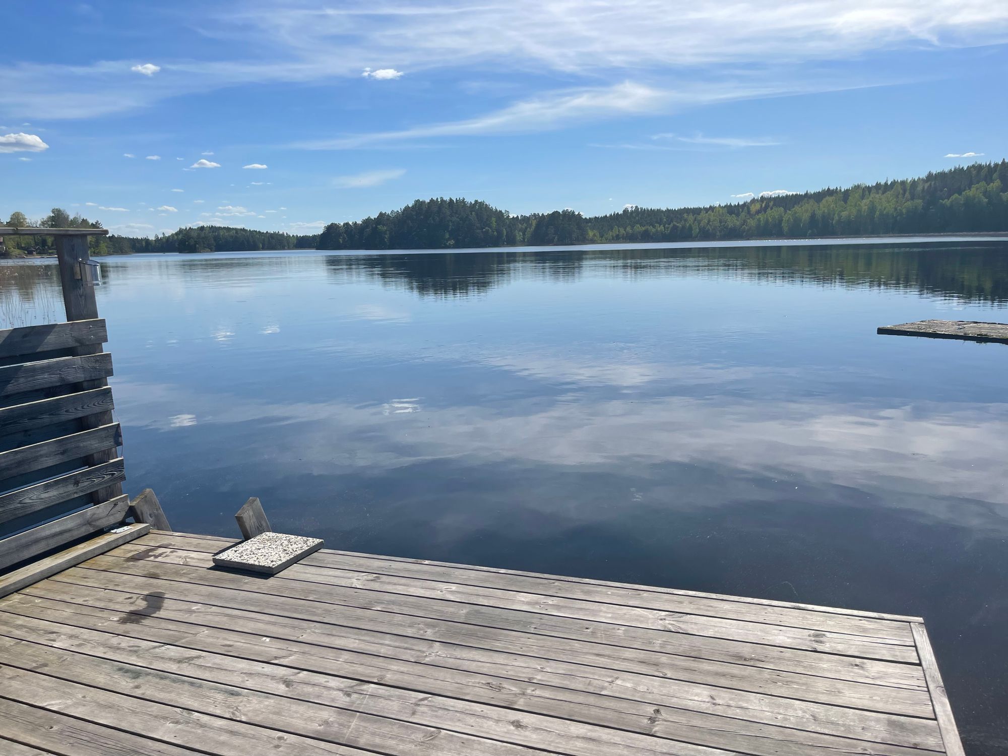 Panorama över sjön med egen brygga – bild 4 av 24