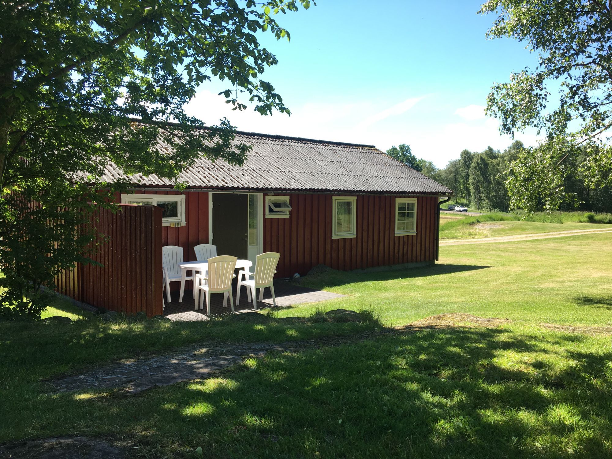 Charmig, äldre stuga i lantligt läge nära havet.
