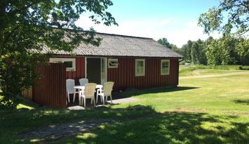 Charmig, äldre stuga i lantligt läge nära havet.