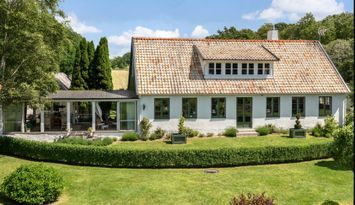 Sommaridyll i vackert stenhus med magiska vyer!