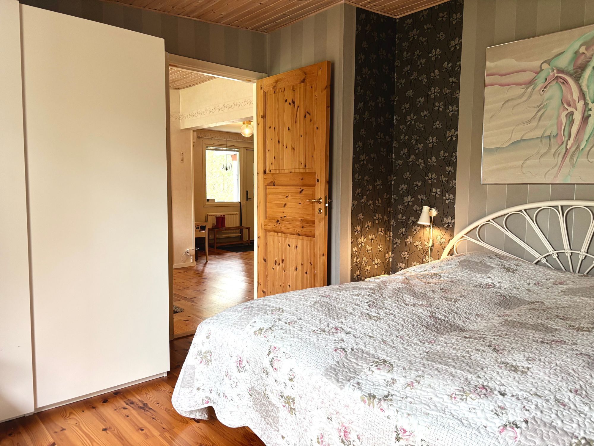 Sjönära boende mitt i skogen – bild 3 av 24