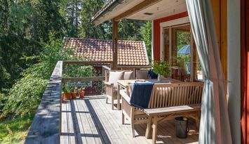 Charmigt skärgårdshus med solig altan