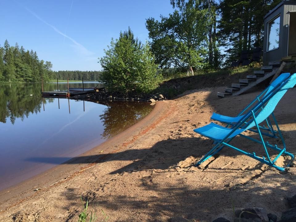 Sommarhus med strand, brygga och bastu vid sjön! – bild 2 av 24
