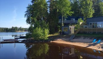 Sommarhus med strand, brygga och bastu vid sjön!