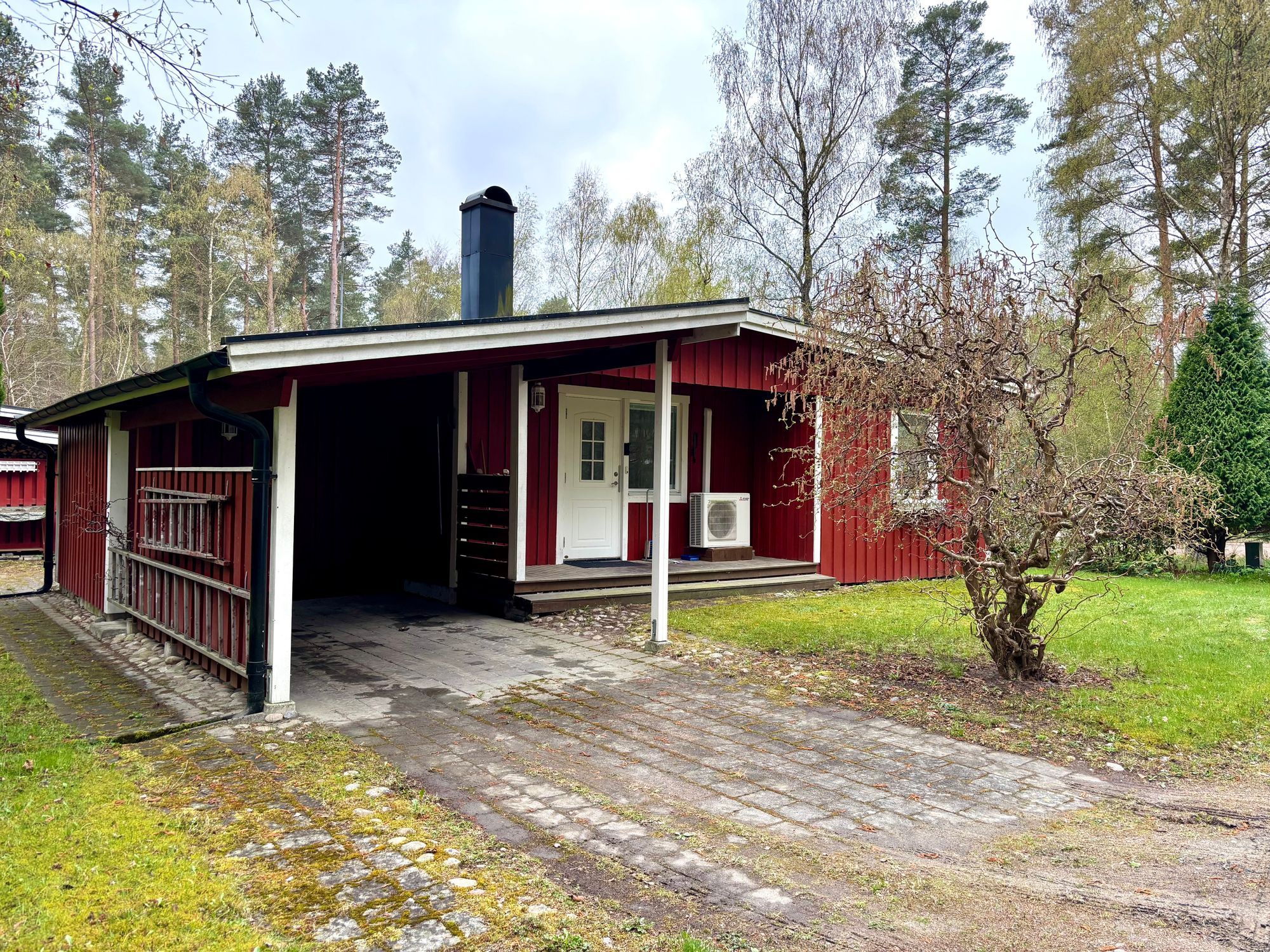Sjönära boende mitt i skogen – bild 15 av 24