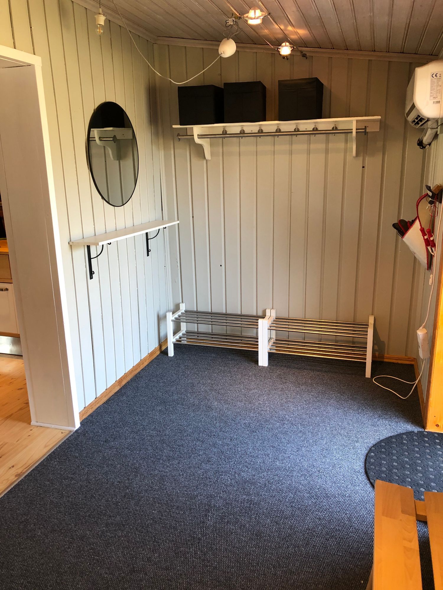Timmerstuga vid en sjö i Småland – bild 8 av 24